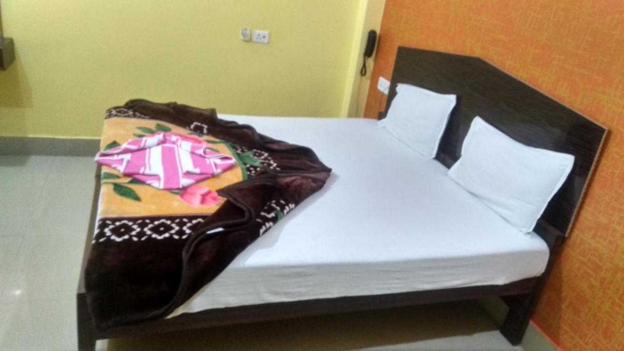 Hotel Giriraj Inn Varanasi Bagian luar foto