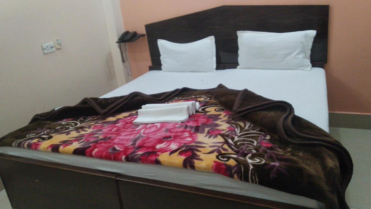 Hotel Giriraj Inn Varanasi Bagian luar foto