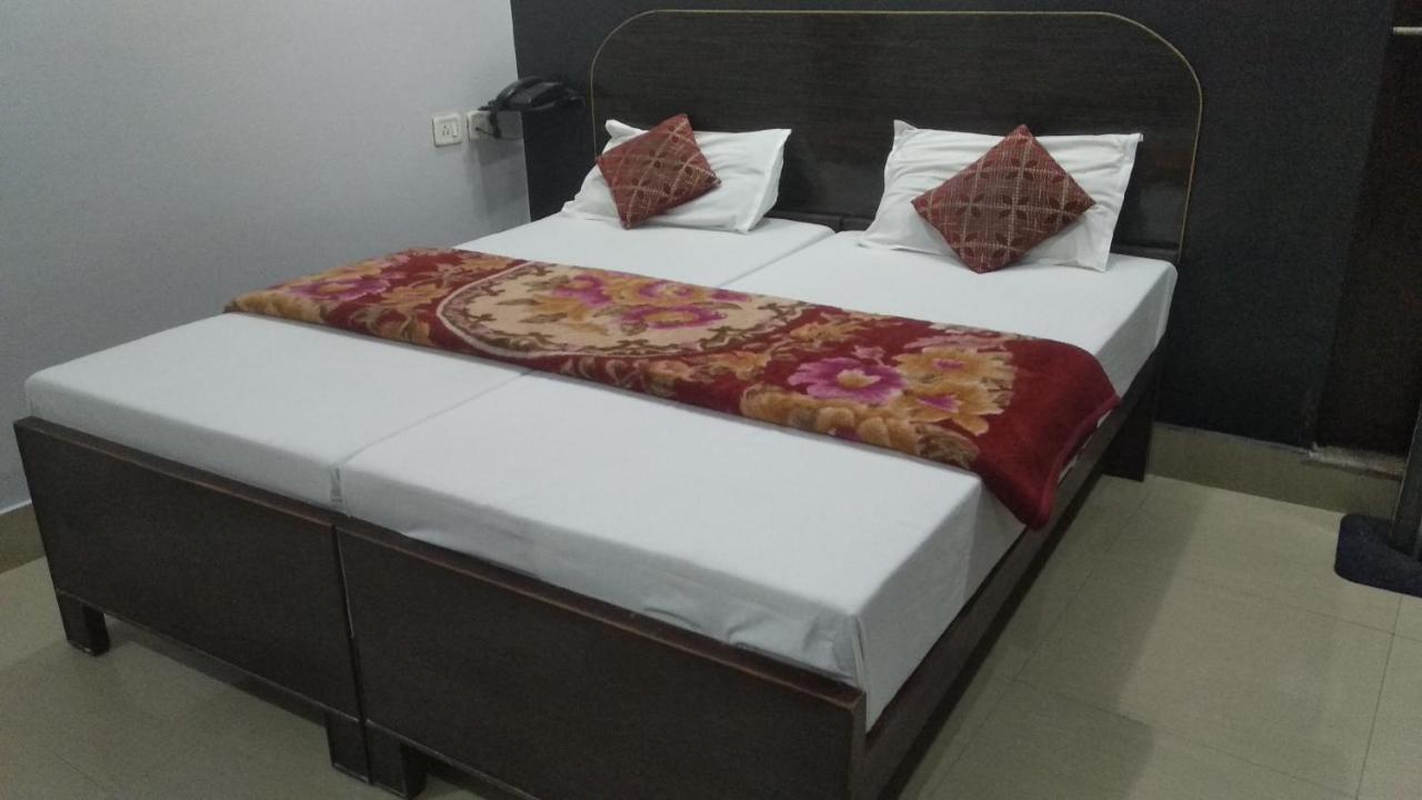 Hotel Giriraj Inn Varanasi Bagian luar foto