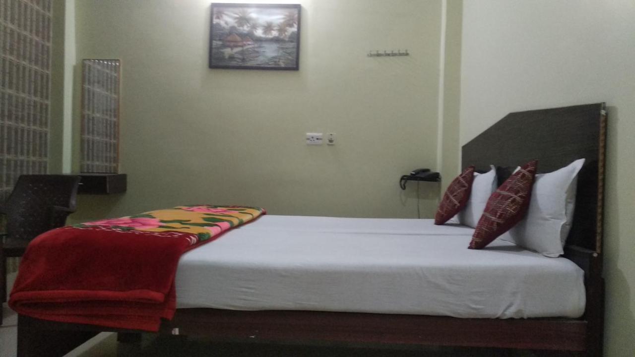 Hotel Giriraj Inn Varanasi Bagian luar foto