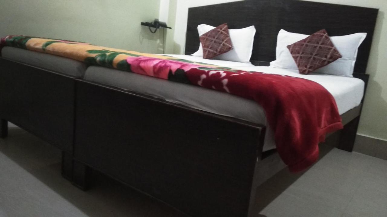 Hotel Giriraj Inn Varanasi Bagian luar foto