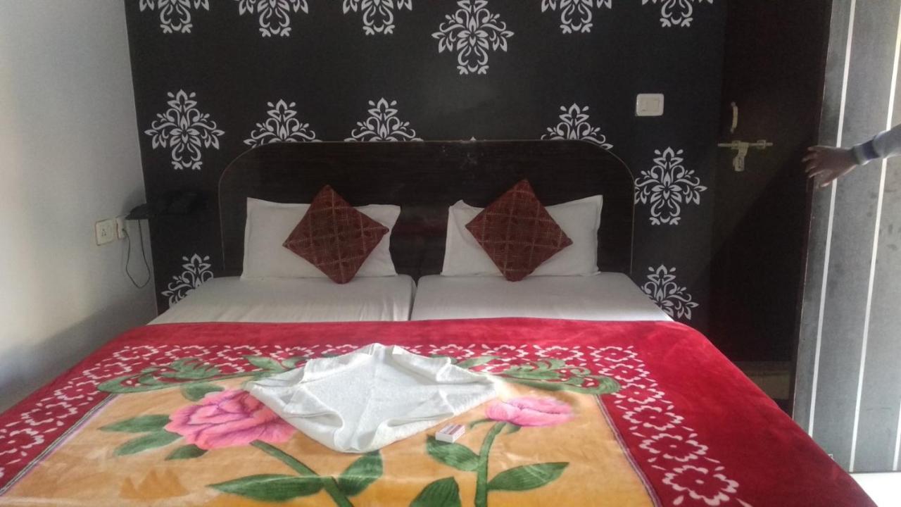 Hotel Giriraj Inn Varanasi Bagian luar foto