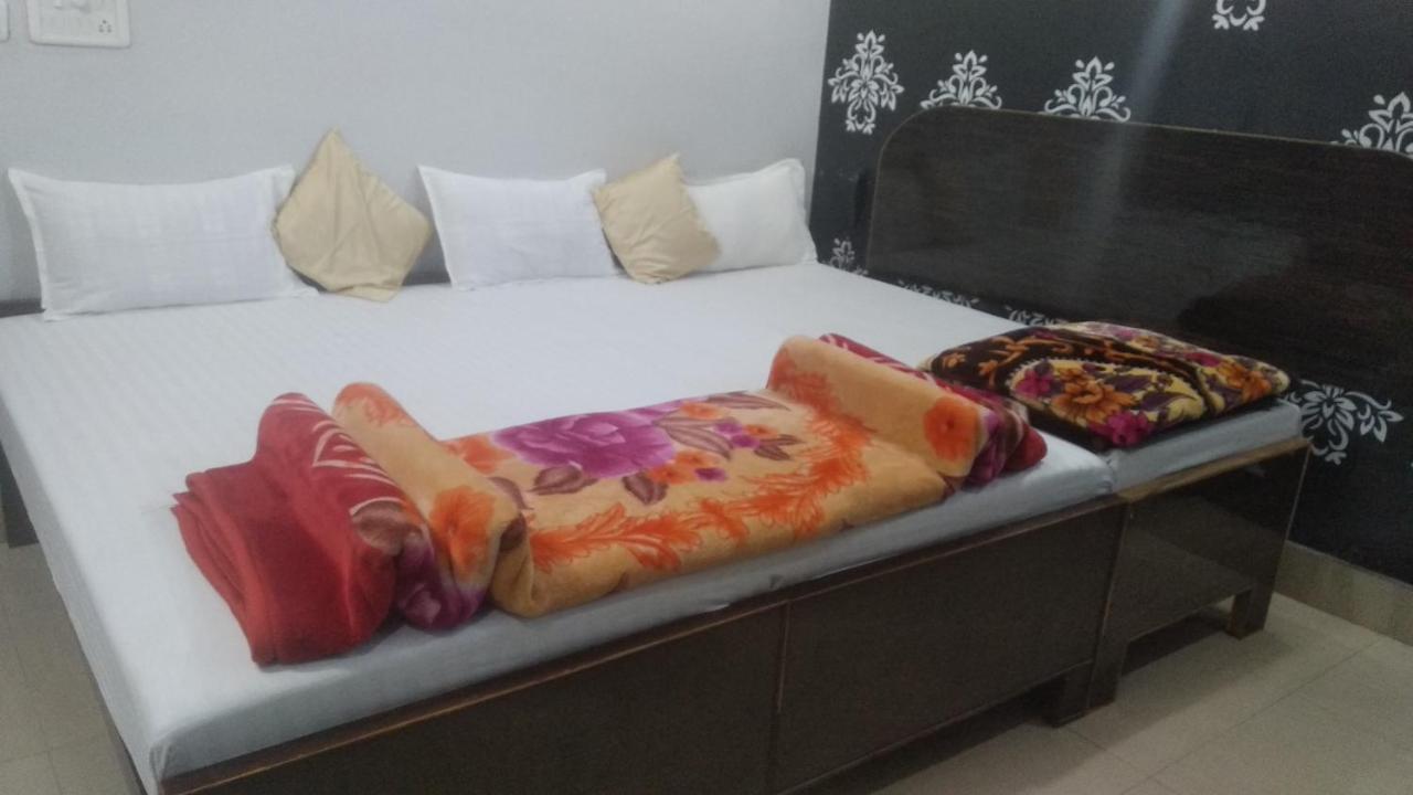 Hotel Giriraj Inn Varanasi Bagian luar foto