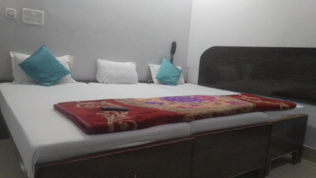 Hotel Giriraj Inn Varanasi Bagian luar foto